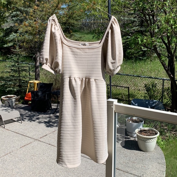 Gorgeous poofy sleeved dress. - Picture 7 of 10